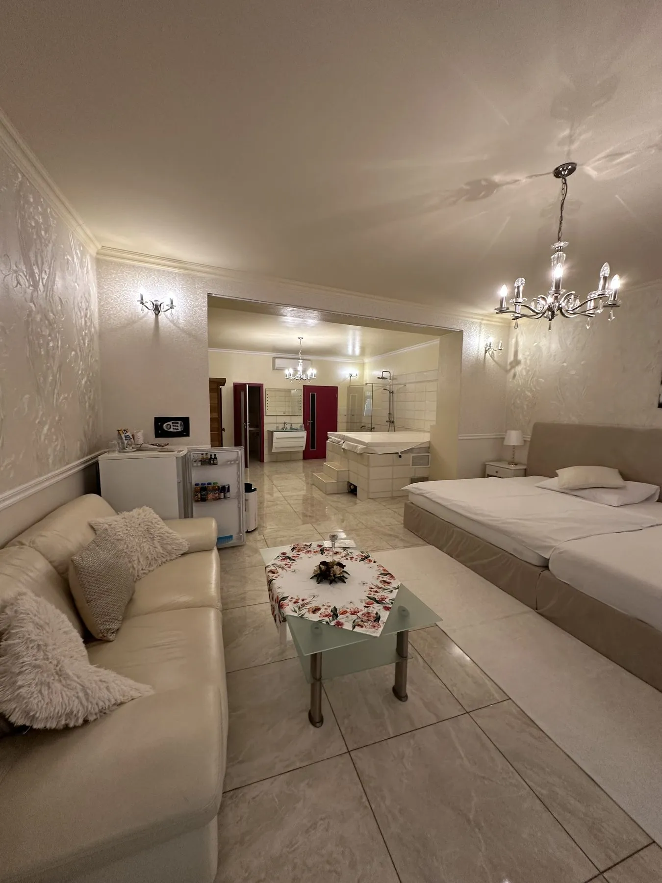 Prezidentské apartmá s wellness – sedací kout s minibarem