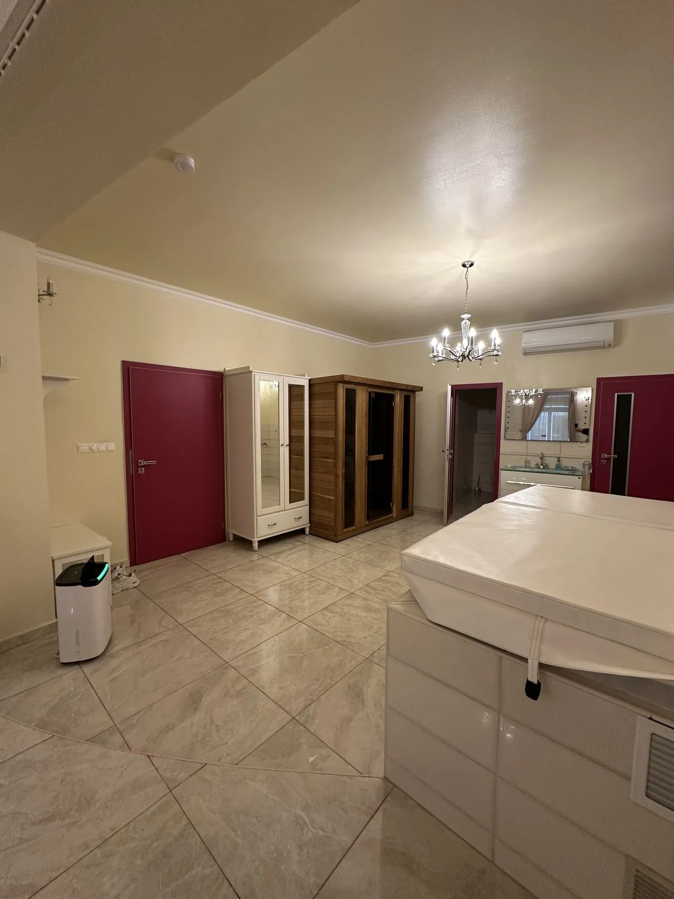 Prezidentské apartmá s wellness – sauna a masážní vana v koupelnové části