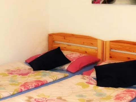 Ukázka jednoduchého dvoulůžkového pokoje